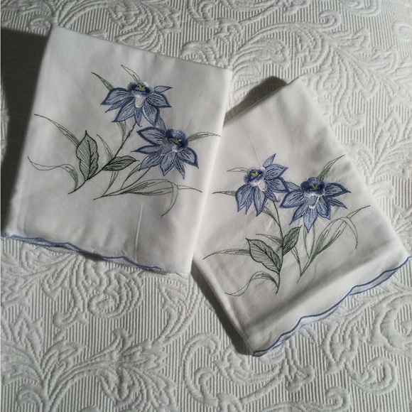 Vintage embroidered pillow cases - Picture 3 of 4